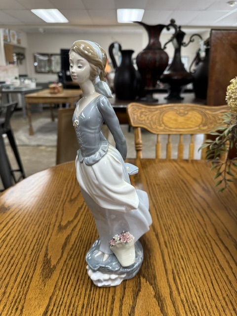 Lladro Figurine – Windblown Girl – Sea Breeze with Book / Item